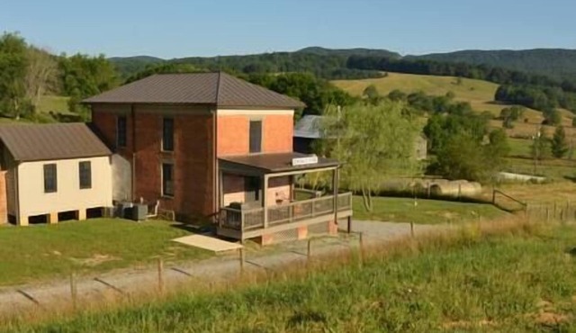 Luxury Farmhouse w/5 Star Amenities near VT and RU