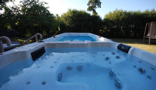Luxury Farmhouse with Swim Spa Pool, Gym and Bar near Dinan