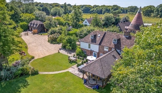 Luxury Farmhouse with Hot Tub, pool (seasonal), tennis, bar and kids play area.