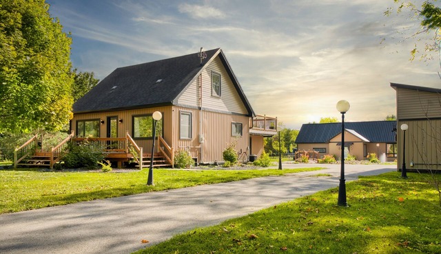 Luxury Farmhouse with Tennis/Basketball court, Home Theater, Outdoor Hottub.