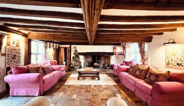 Luxury Farmhouse with pool table nr Southwold