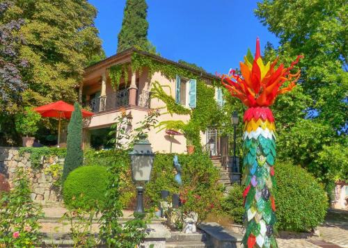 Luxury farmhouse with pool on a 300 hectare wine estate in rural Provence