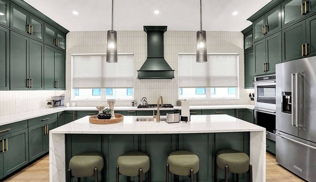 Luxury | Fireplace | Rooftop Deck | Downtown