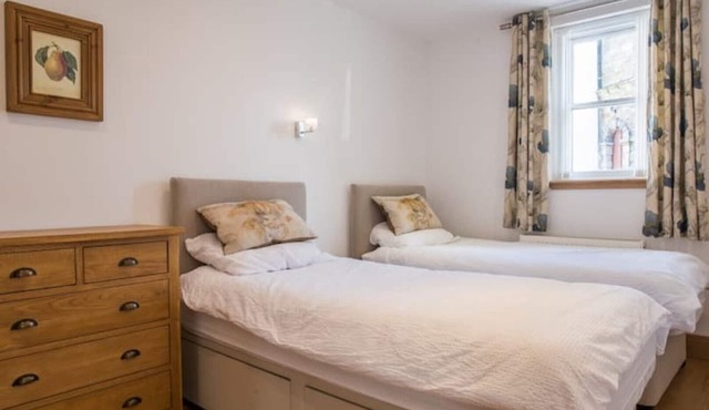 Luxury flat, 20 minutes by train to Edinburgh