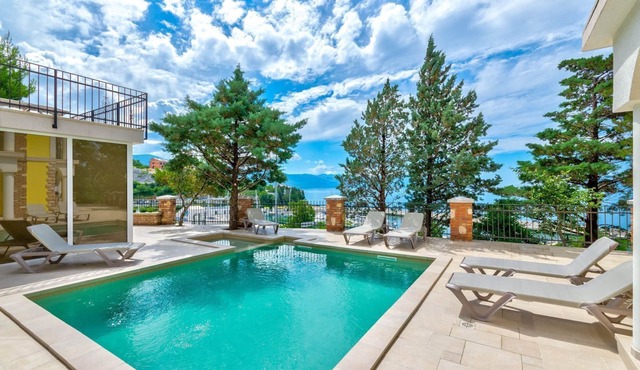 Luxury flat directly by the sea with pool, sauna, gym