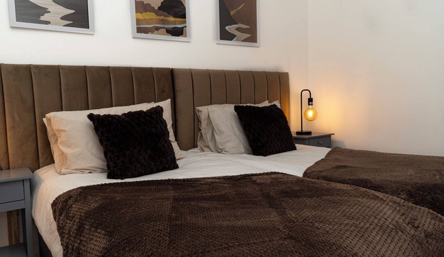 Luxury Flat FREE PARKING-Next To Station