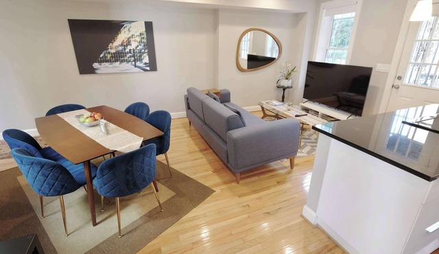 Luxury Flat | Near Capitol + Metro | Sleeps 6