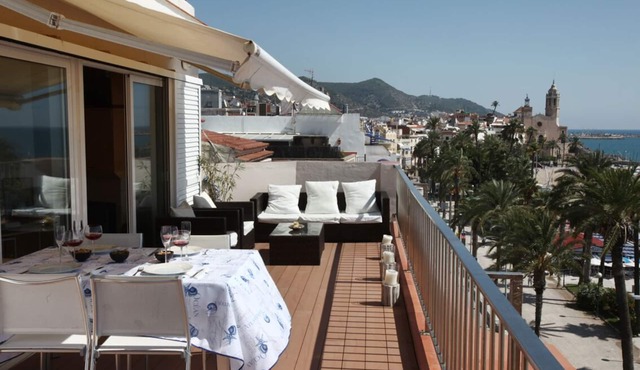 Luxury flat on the top floor with 50 m² terrace on the waterfront