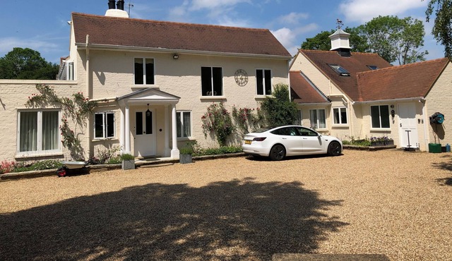 Luxury flat with secure parking, rose garden and croquet lawn.