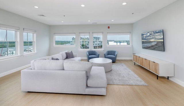 Luxury Flat with sweeping marina views! Access to two pools and paddle club!