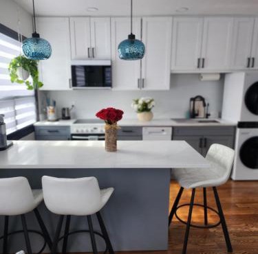 Luxury Floral Loft with Balcony Near MetLife & NYC