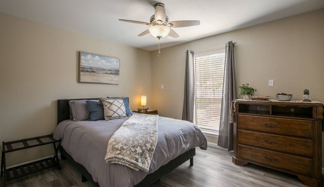 Luxury Foothills Apartment 15 Minutes to Balloon Fiesta Park!