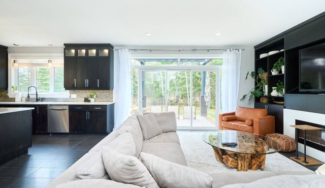 Luxury Forest Oasis 4 beds 4 baths and Hot tub