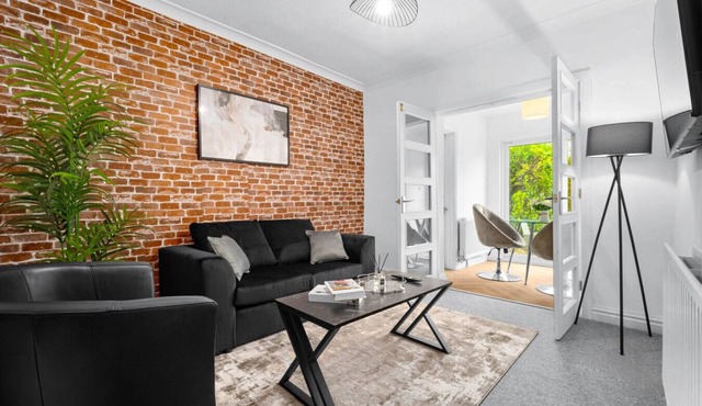 Luxury Four Bedroom House - Garden - Parking - Great Barr