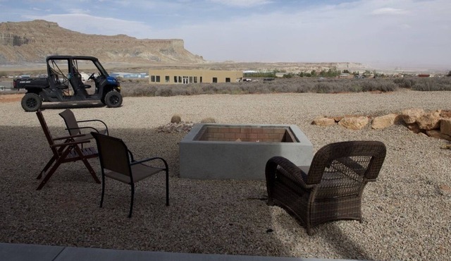 Luxury four bedroom home with 5 bathrooms 8 miles from Lake Powell