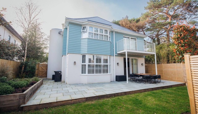 Luxury Four Bedroom Home Near Sandbanks