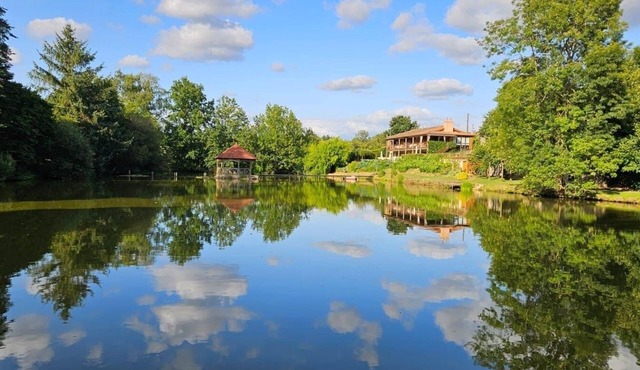 Luxury accommodation with heated pool, jacuzzi and fishing lake