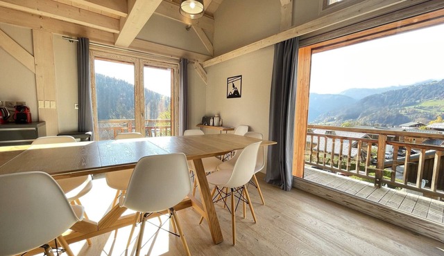 Luxury chalet for 10 with sauna in village center, WiFi included