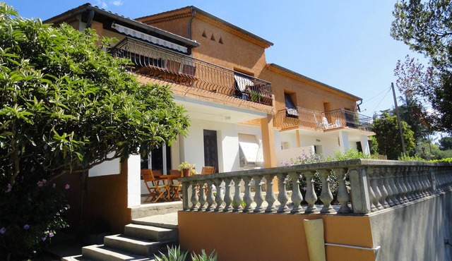 Luxury Family Cottage with heated pool. Between sea and mountain.