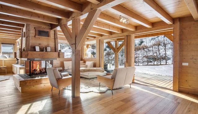 Luxury Chalet: 13 Guests, Jacuzzi, Pets Allowed