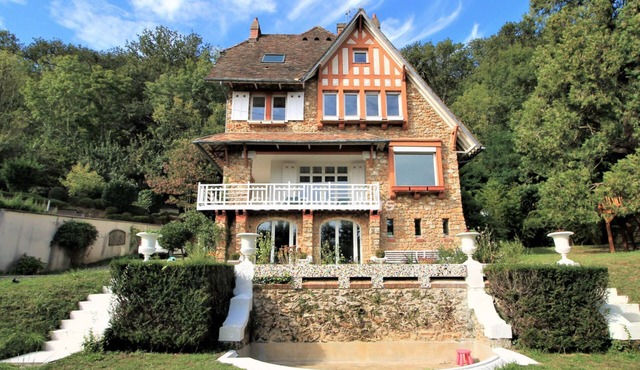 Luxury house nestled in wood for a unique experience