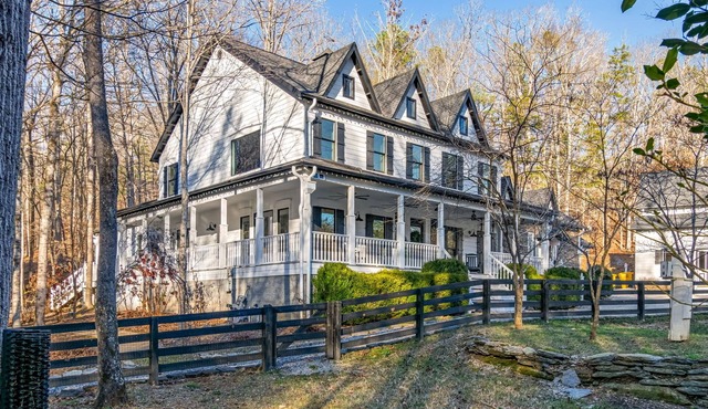 Luxury Franklin Farmhouse near Leipers Fork- 5000sf with hot tub, fire pit, BBQ