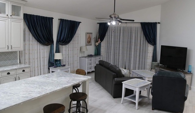 Luxury French-Style Villa with Heated Pool. Walk to Vanderbilt Beach & Mercato