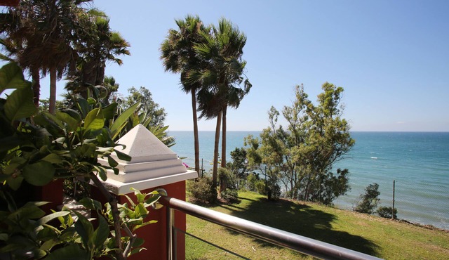 Luxury front line 2 bedroom apartment with magnificent seaviews