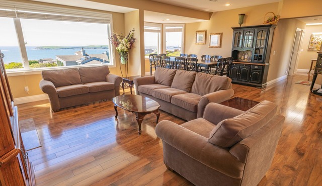 Luxury, Full Views, 6 Bedrooms/5 Full Baths, 3,800+ s.f., Pool Table, Hot Tub