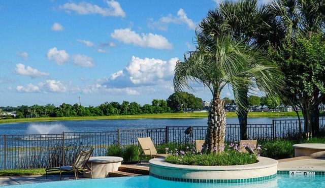 Luxury Fully Furnished Apartment by the Lake