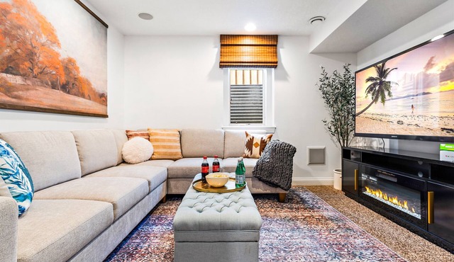 Luxury & fun family getaway, sleeps10 near MOA MSP
