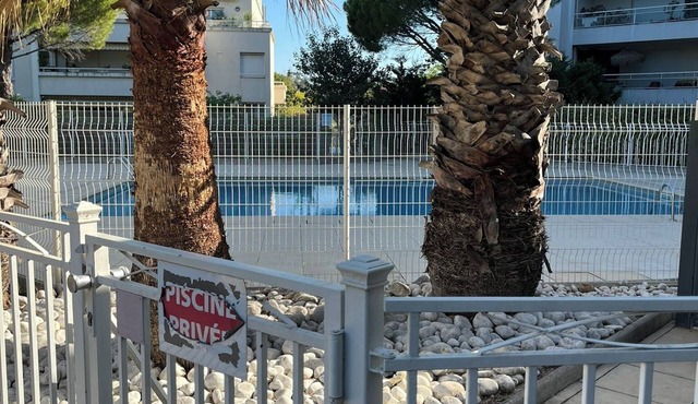 Luxury furnished 55m2 T2 apartment with air conditioning and private pool.