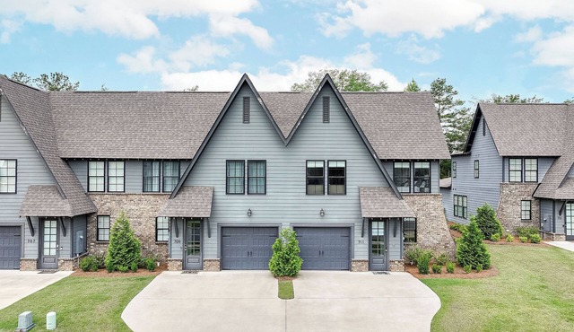 Luxury Gameday Townhome at Auburn Airport 4 bedroom/3 1/2 bath End unit