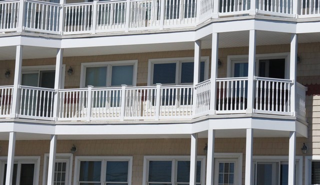 Luxury Gated Townhouse, Steps to the Beach and Boardwalk! Ocean View!