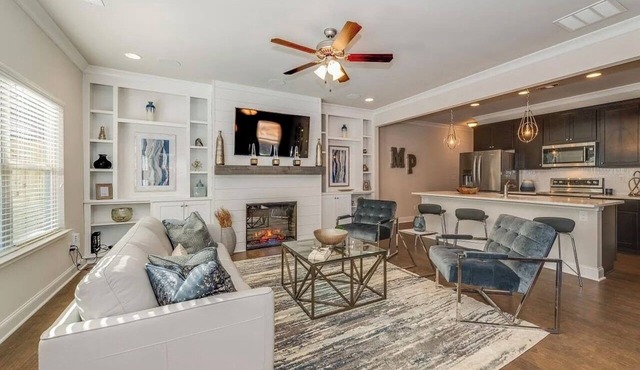 Luxury Gated Townhome For Full World Cup Stay w/2 Car Garage + Safe & Private