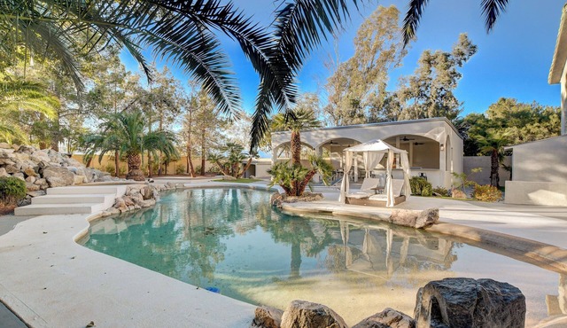 Luxury gated villa 10 miles to the strip!
