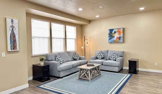 Luxury Gateway, South Jordan Near I-15, Aquarium