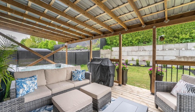 Luxury Gatineau Home 11km to DT Ottawa: Hot Tub, BBQ & Fire Pit