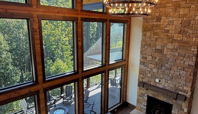 Luxury Gatlinburg Lodge - Sleeps 20 8 BR Views Gym Elevator Hot Tub Game room