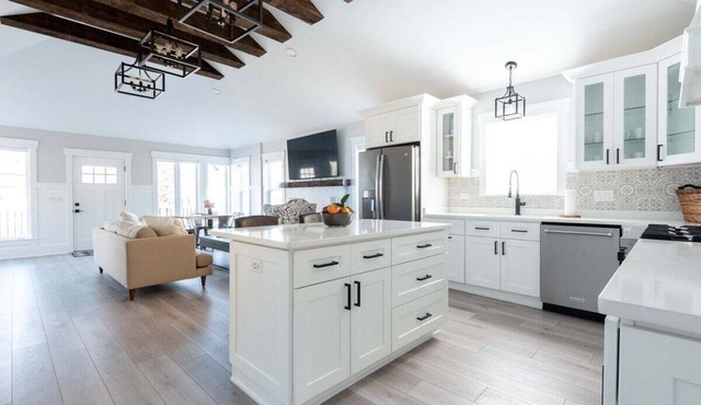 Luxury Geneva Lake Retreat Near Shore Path, Fire Pit, Yard & Winter Fun