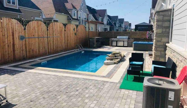 Luxury Georgian Bay gem, heated pool! Hot tub, close to trails & lake