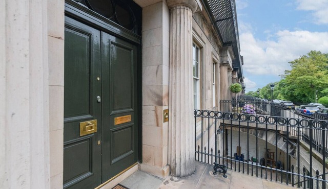 Luxury Georgian Terrace, with superb views of Arthur`s seat