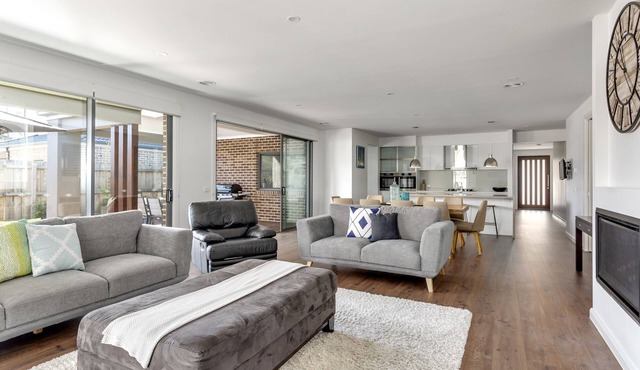 Luxury Getaway-1 min walk to beach and restaurants. Short drive to hot springs.