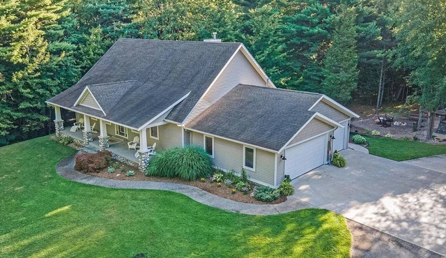 Luxury getaway. 5 BR, 3BA, 3500 sq. Ft., 2 acres. Sleeps16.