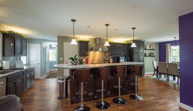 LUXURY GETAWAY! ARCADE, POOL TBL, PING PONG, HOT TUB, DECK! ACCESS TO POOLS!