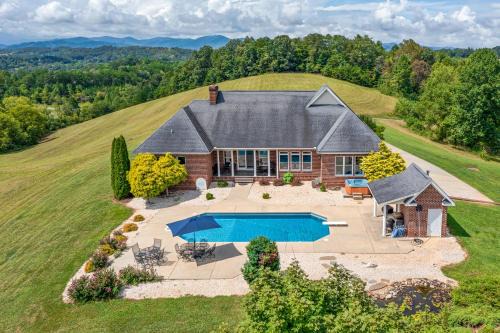 Luxury Getaway Home with Panoramic Views, Pool & Hot Tub!