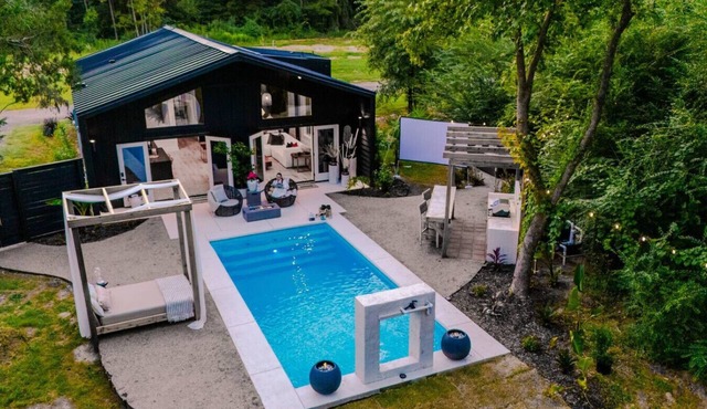 Luxury Getaway in East Texas, Pool Jacuzzi