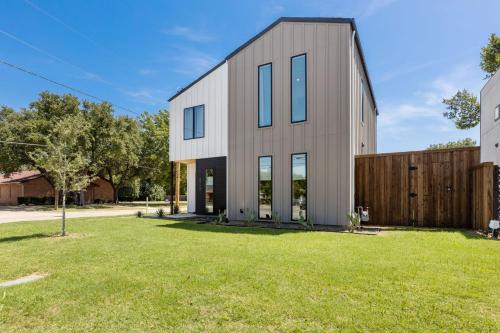 Luxury Getaway Near AT&T Stadium - 4BR Entire House-Hot Tub & Arcade