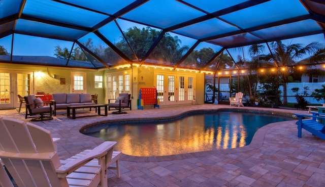 Luxury Getaway | Saltwater Pool, Fire Pit & Games!