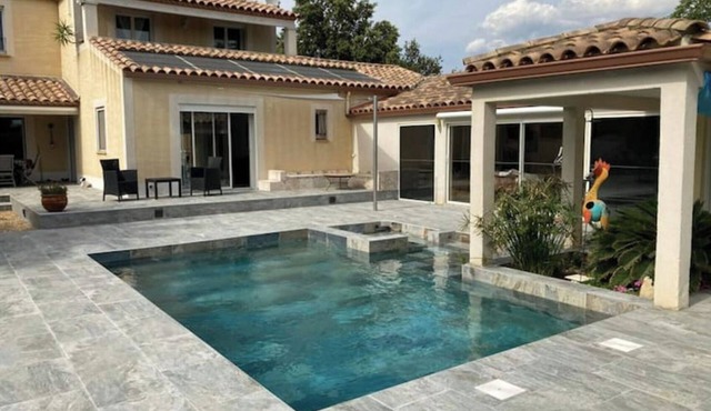 Luxury getaway - Superb villa with pool!